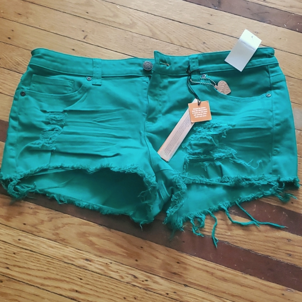 Brand New cut off distressed shorts, size 32